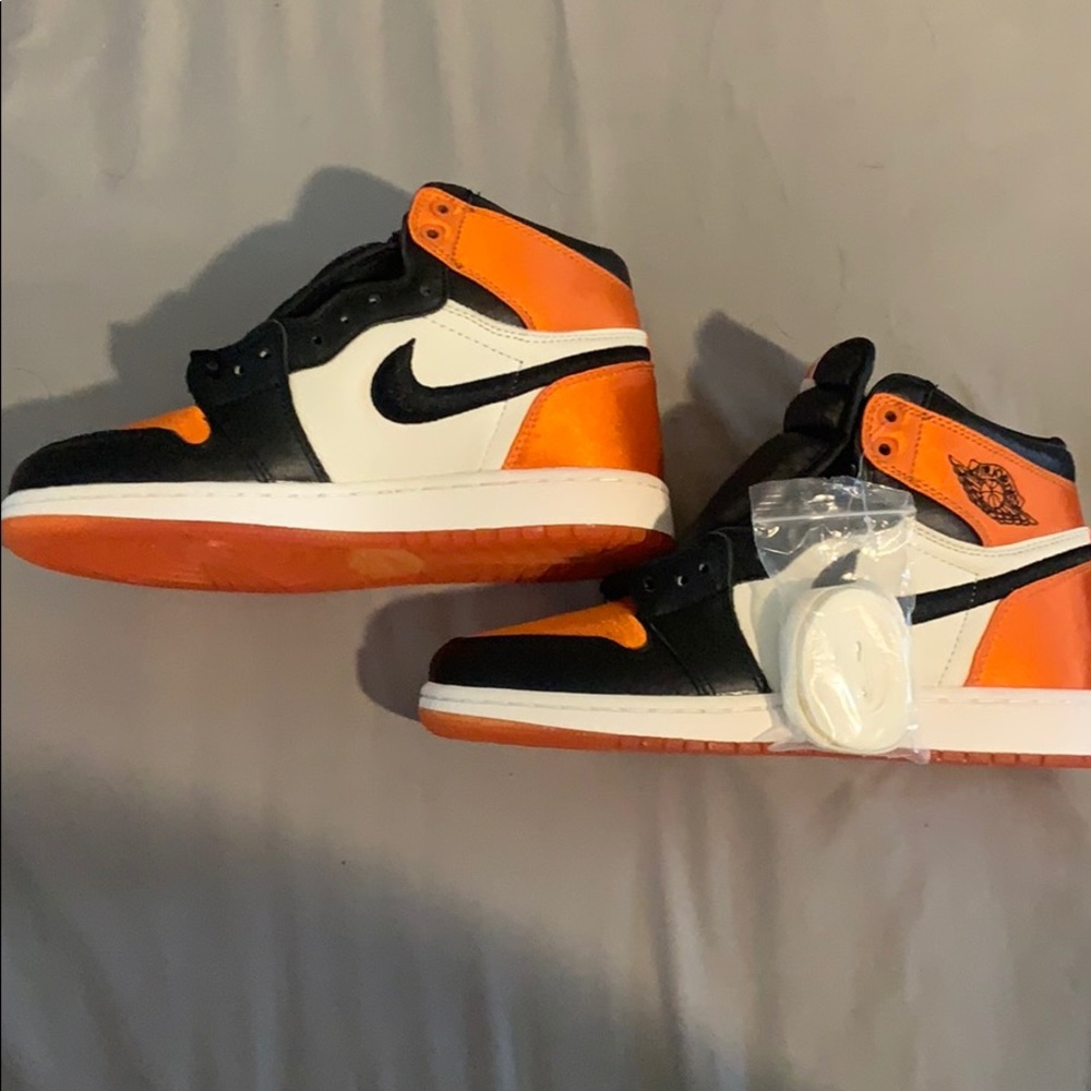 Air Jordan 1 Satin - Picture 4 of 7